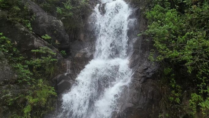 春季雨水   沉浸体验野生瀑布