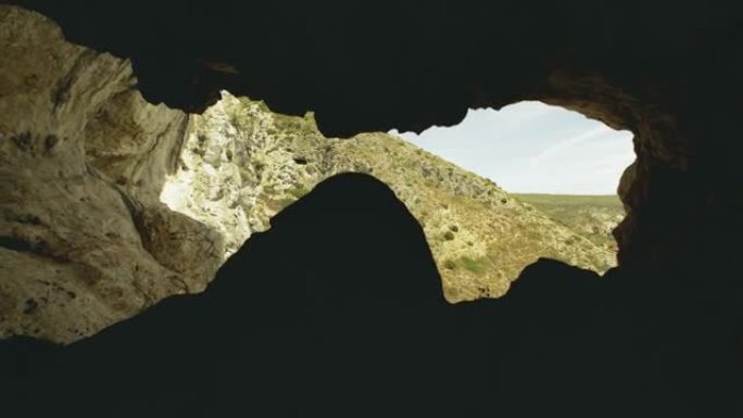 探索山洞
