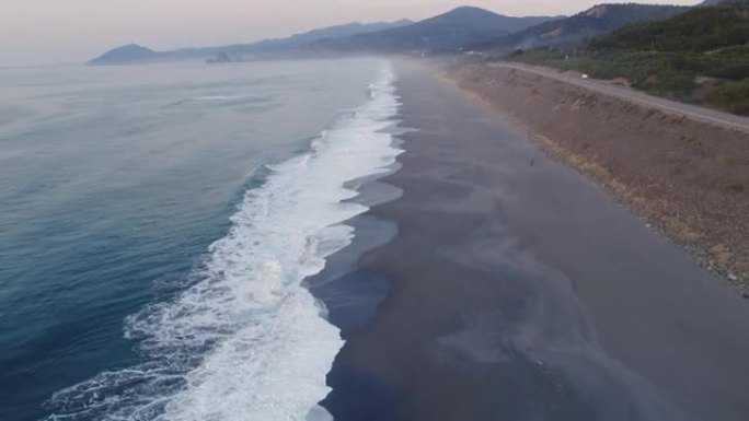 无人机拍摄的海浪在晚上撞向海滩