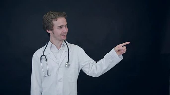 医生用手指指着，在黑色背景上显示物品。包装照片
