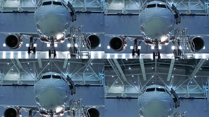 一个全新的飞机站在飞机维修机库的下-上的镜头。飞机舱门开着，梯子在旁边。