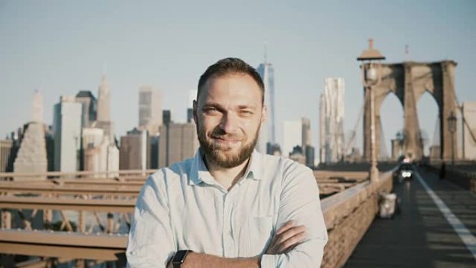 纽约布鲁克林大桥全景，快乐的欧洲男子的肖像表现出拇指向上的手势，对着镜头微笑4K