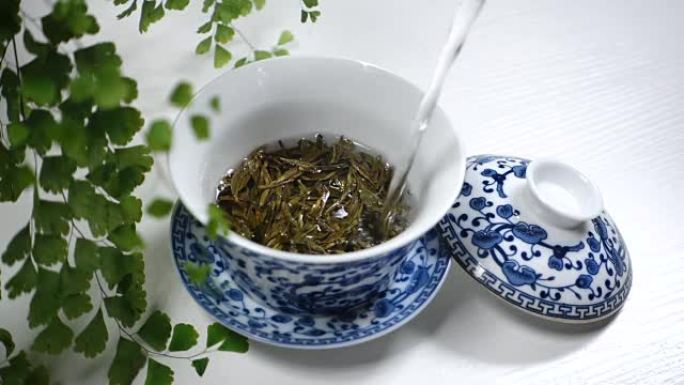 在中国传统茶杯中倒入热水