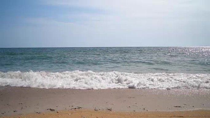 汹涌的大海溅起了沙滩