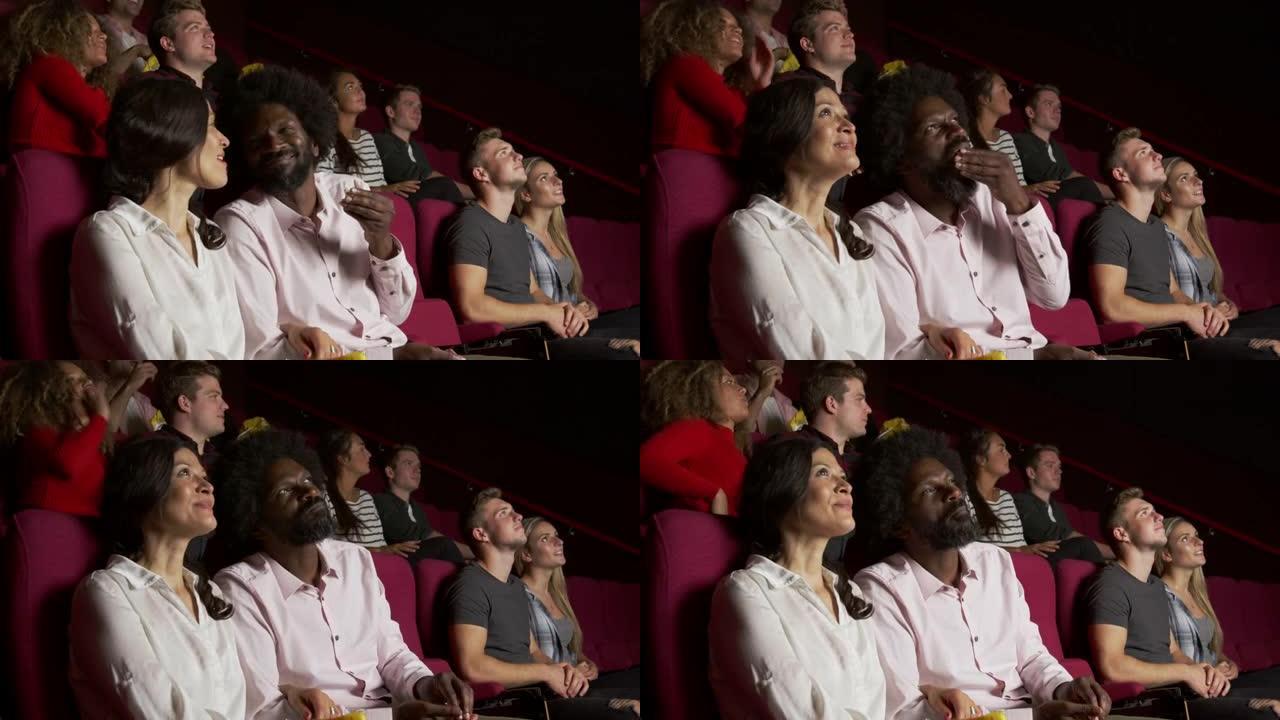 电影院中的观众观看R3D拍摄的电影