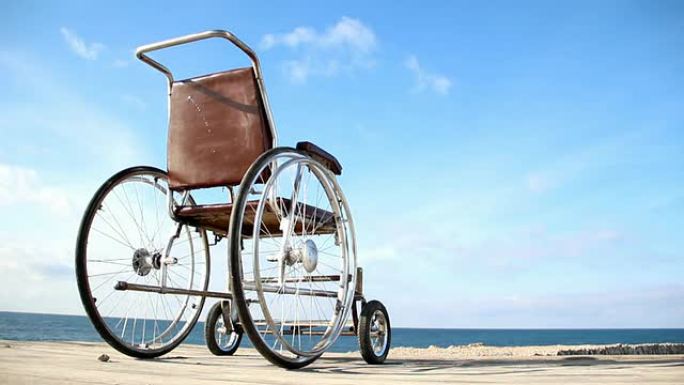 海滩上的轮椅