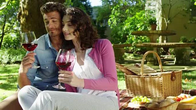 夫妇在公园喝红酒时互动