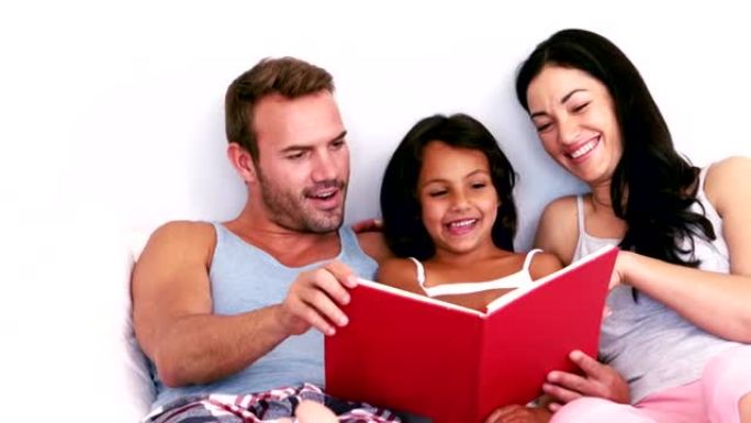 可爱的家庭在床上看书