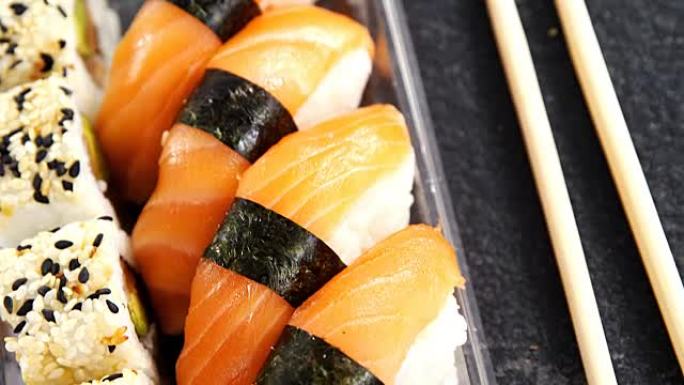 三文鱼各种寿司卷的塑料托盘