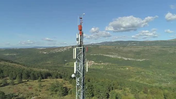 空中: 雄伟的天线塔在岩石和绿色的喀斯特景观中伸出。