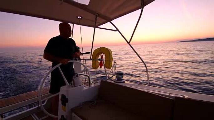 WS船长在日落时在海上航行帆船