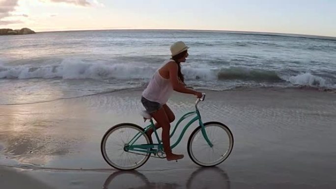 女人在海滩骑自行车