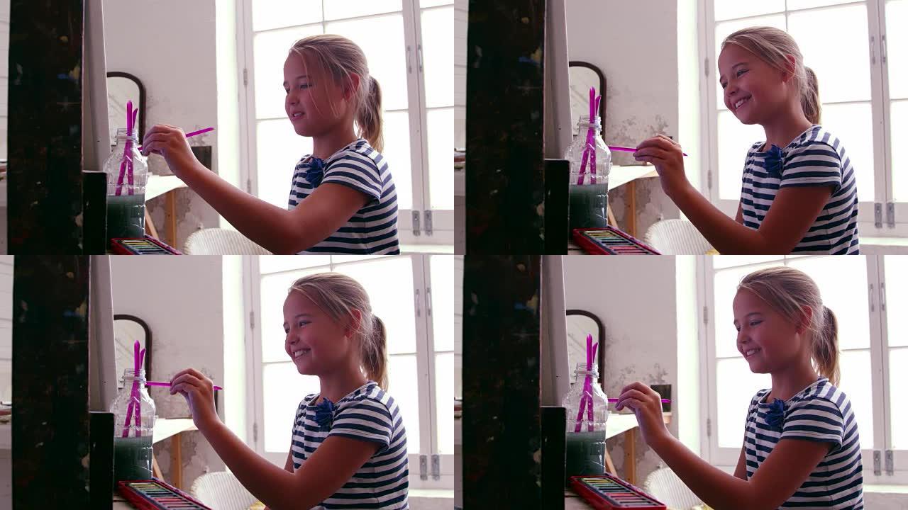 在R3D相机拍摄的工作室中从事绘画工作的年轻女孩