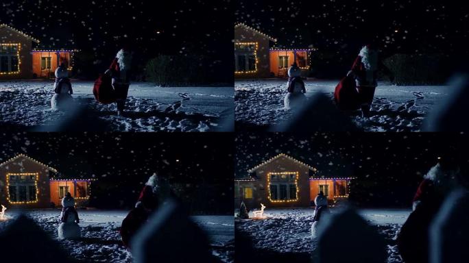 圣诞老人带着红色袋子的低角度镜头，走进装饰着灯光和花环的田园诗般的房子的前院。圣诞老人晚上带礼物和礼