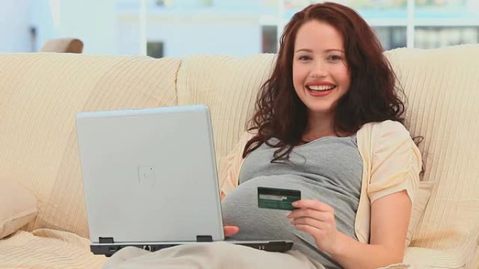 孕妇在笔记本电脑上买东西