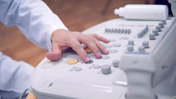 医生的手控制着病人的检查过程。