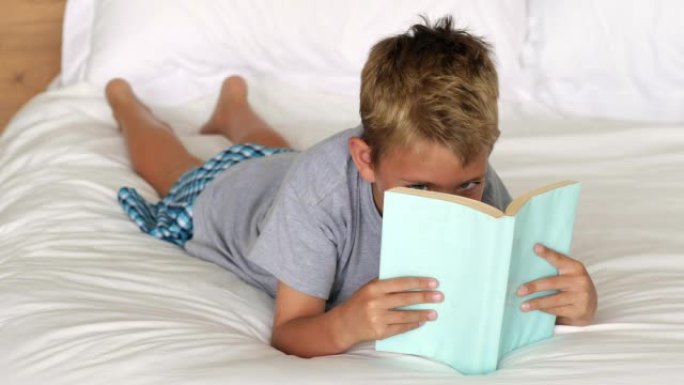 小男孩在床上读书