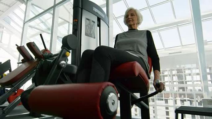 女性退休人员在健身房训练