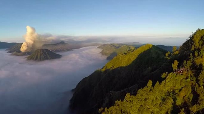 在日出时飞过布罗莫火山，位于印度尼西亚东爪哇的布罗莫腾格里国家公园的布罗莫火山的壮丽景色。