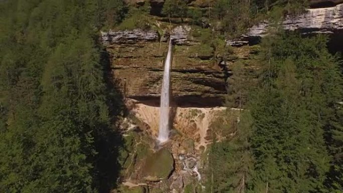 空中: 美丽的瀑布沿着岩石墙滑入深处