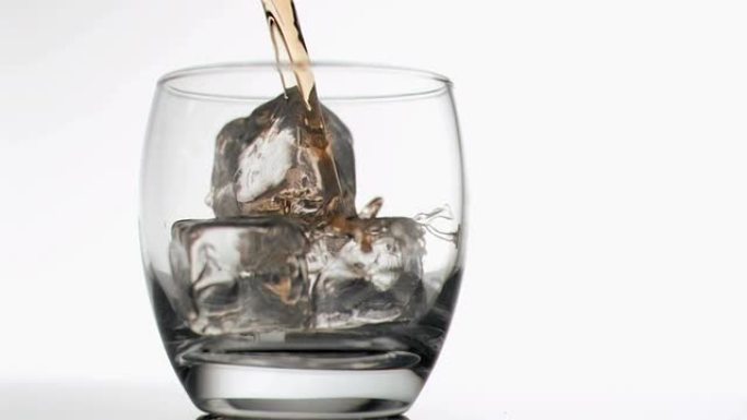 威士忌倒入装有冰块的玻璃杯中