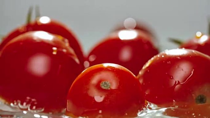 水倒在西红柿上