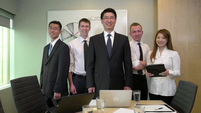 董事会会议室中的业务团队画像