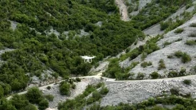 无人机在多岩石的海岸线上方移动