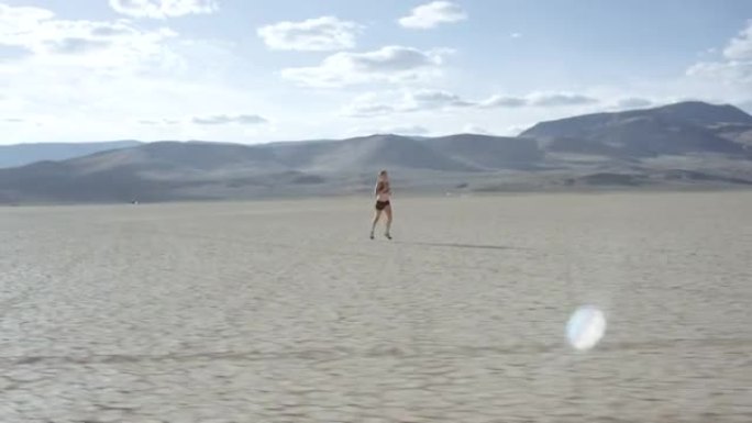 在沙漠中奔跑的女人面前穿越