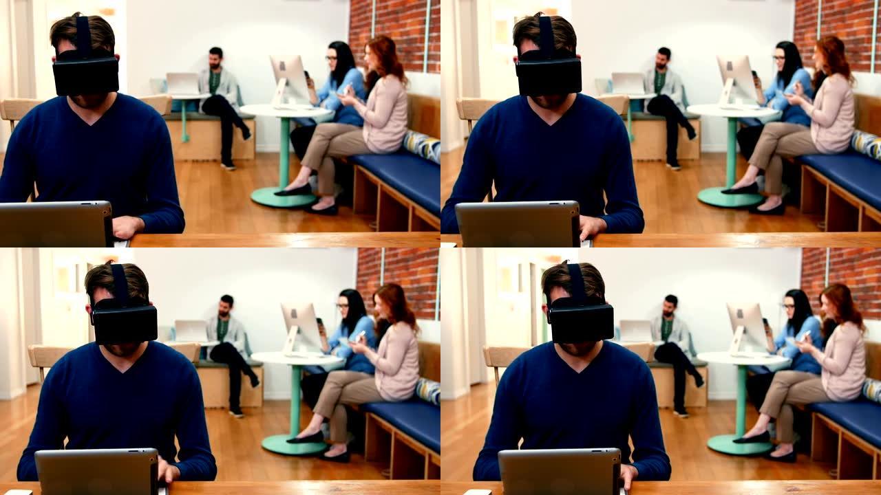 男性高管在使用数字平板电脑时戴着虚拟现实耳机