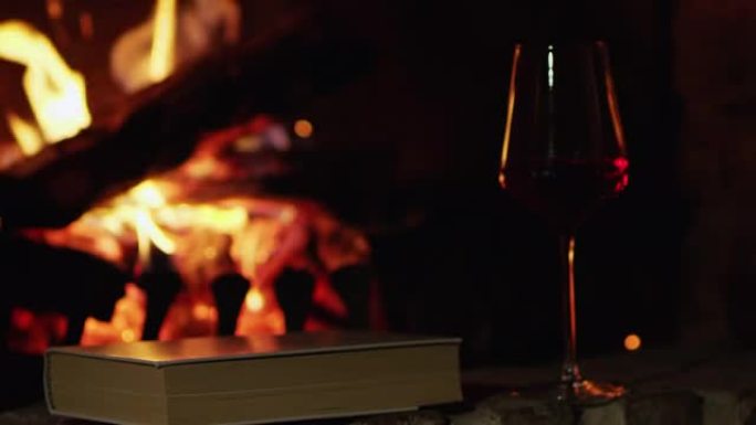 4k红酒和舒适壁炉边的书，慢动作