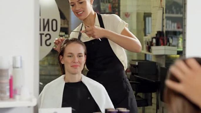 理发师修剪客户的头发