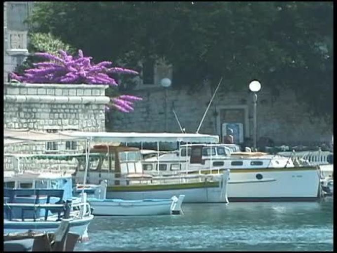 波宾地中海港口、海港、带紫色花朵的码头中的船只