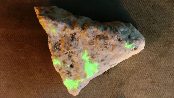 绿色荧光岩石细节绿色荧光岩石