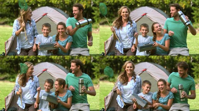 快乐的家庭在帐篷前跳舞