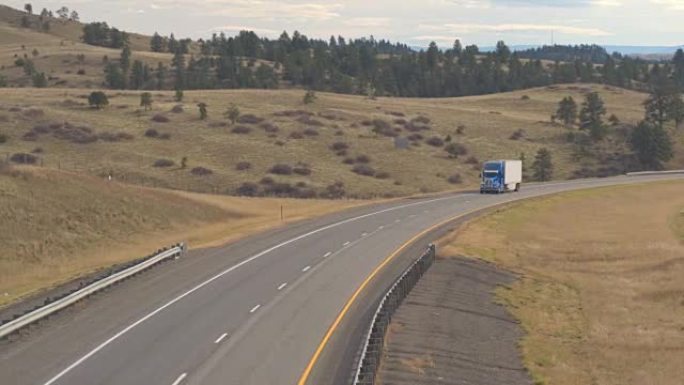 空中: 半卡车在落基山脉州际公路上拖运货物
