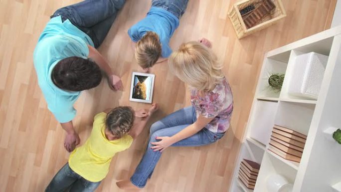 高清起重机: 家人在数字平板电脑上观看照片
