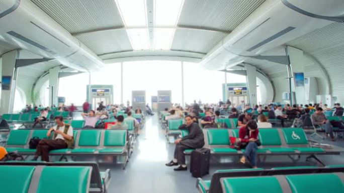 出发时间前机场候机大厅挤满了旅客