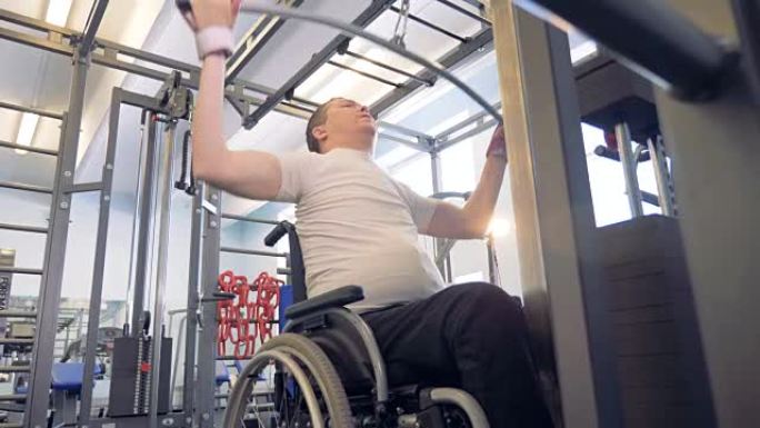 残疾人在健身房的训练设备中锻炼。