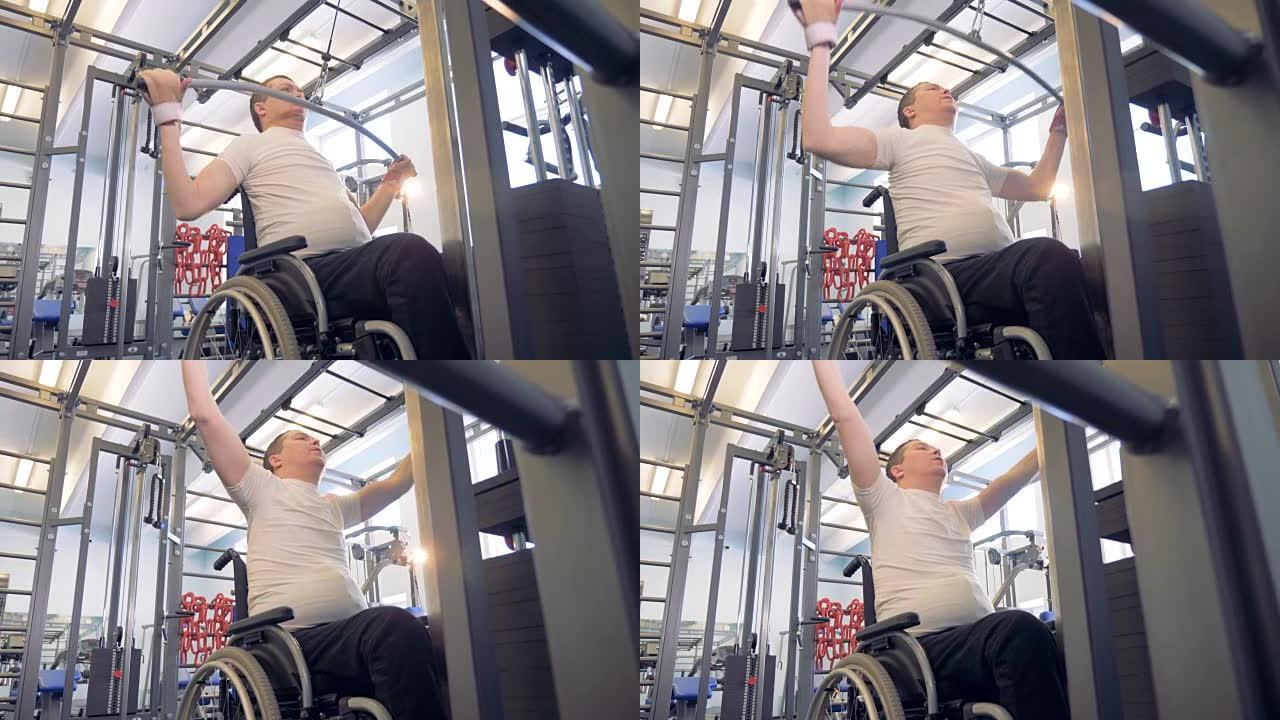 残疾人在健身房的训练设备中锻炼。