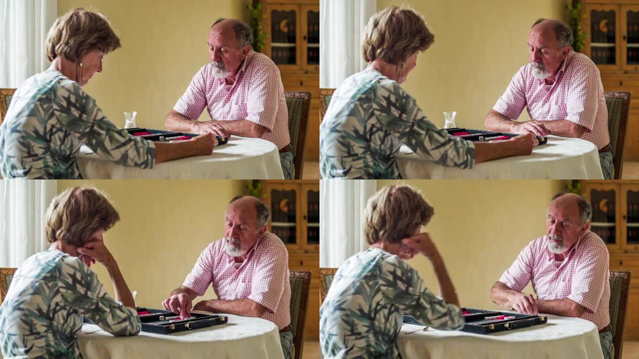 一对老年夫妇玩棋盘游戏的侧视图 -- 社交老年人