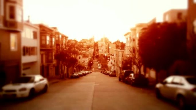 旧金山街道沐浴在柔和的金色灯光下