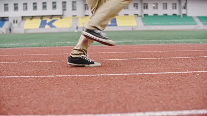 穿着帆布鞋的男人在赛道上奔跑