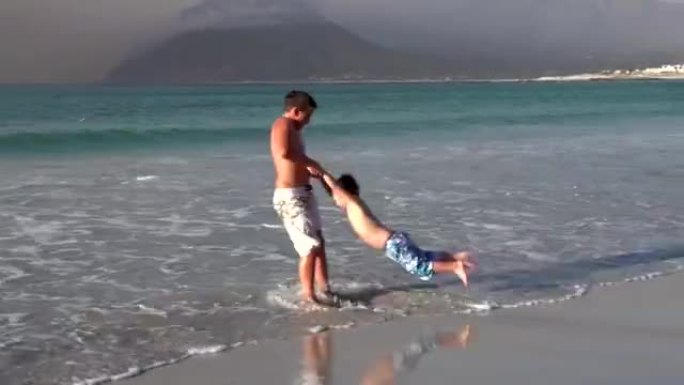 2个小男孩在开普敦浅海水中玩耍