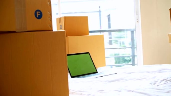 包装盒和包装以及带有绿屏，中小企业，小型企业概念的笔记本。