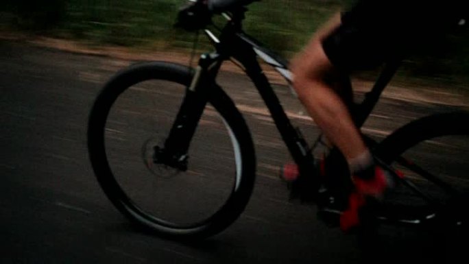 骑自行车的人无法识别的低角度镜头