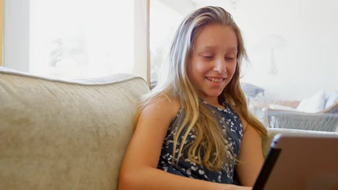 女孩在客厅使用数字平板电脑4k