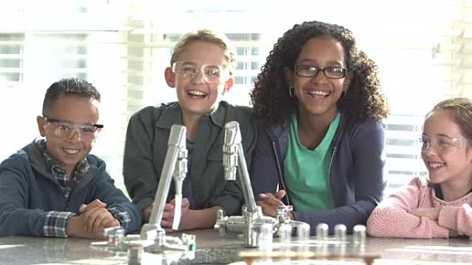 科学实验室中的四个多民族儿童
