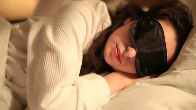 睡在床上的年轻女人