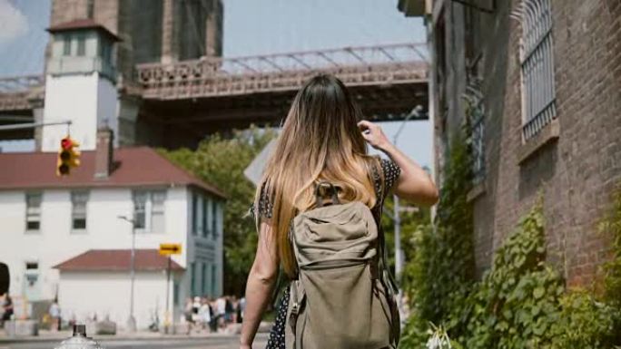 年轻女孩戴着墨镜背着背包走下红砖建筑的旧楼梯，慢镜头走着